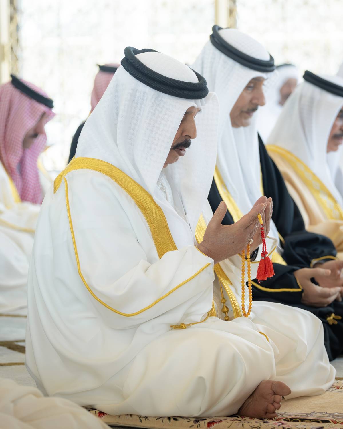 الملك المعظم يؤدي صلاة الجمعة المباركة بمسجد قصر الصافرية