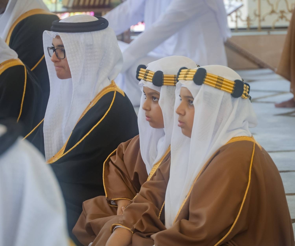 الملك المعظم يؤدي صلاة الجمعة المباركة بمسجد قصر الصافرية