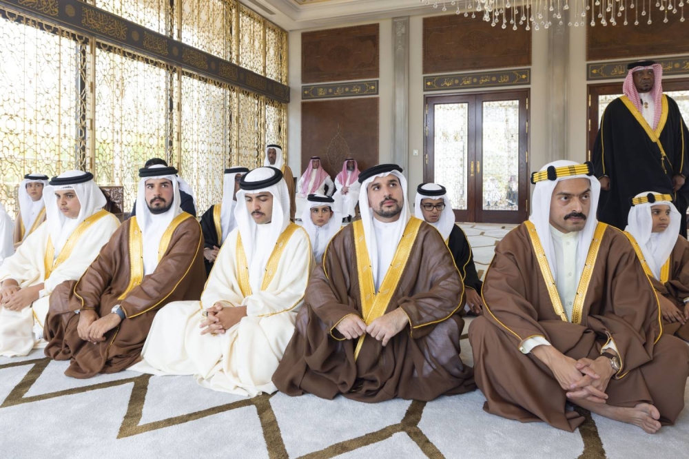 الملك المعظم يؤدي صلاة الجمعة المباركة بمسجد قصر الصافرية