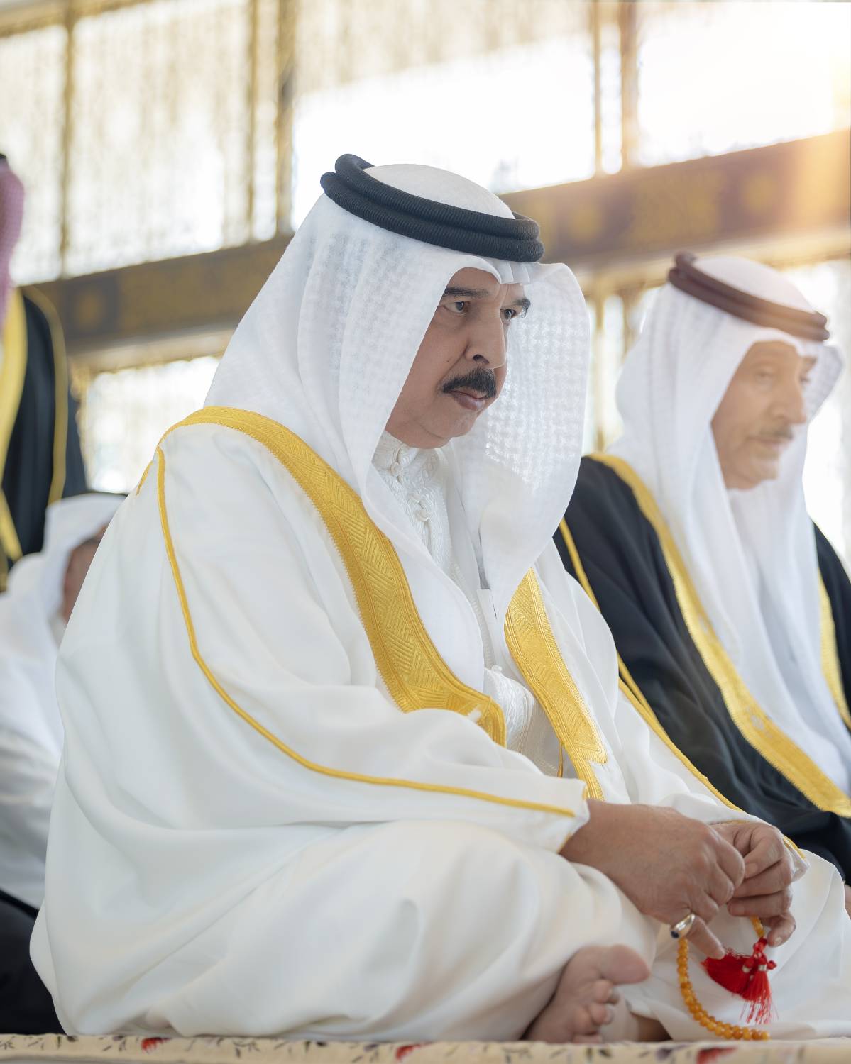 الملك المعظم يؤدي صلاة الجمعة المباركة بمسجد قصر الصافرية