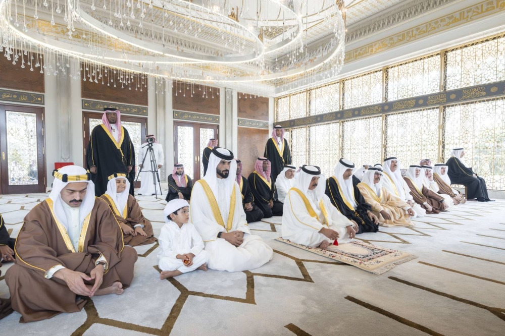 الملك المعظم يؤدي صلاة الجمعة المباركة بمسجد قصر الصافرية