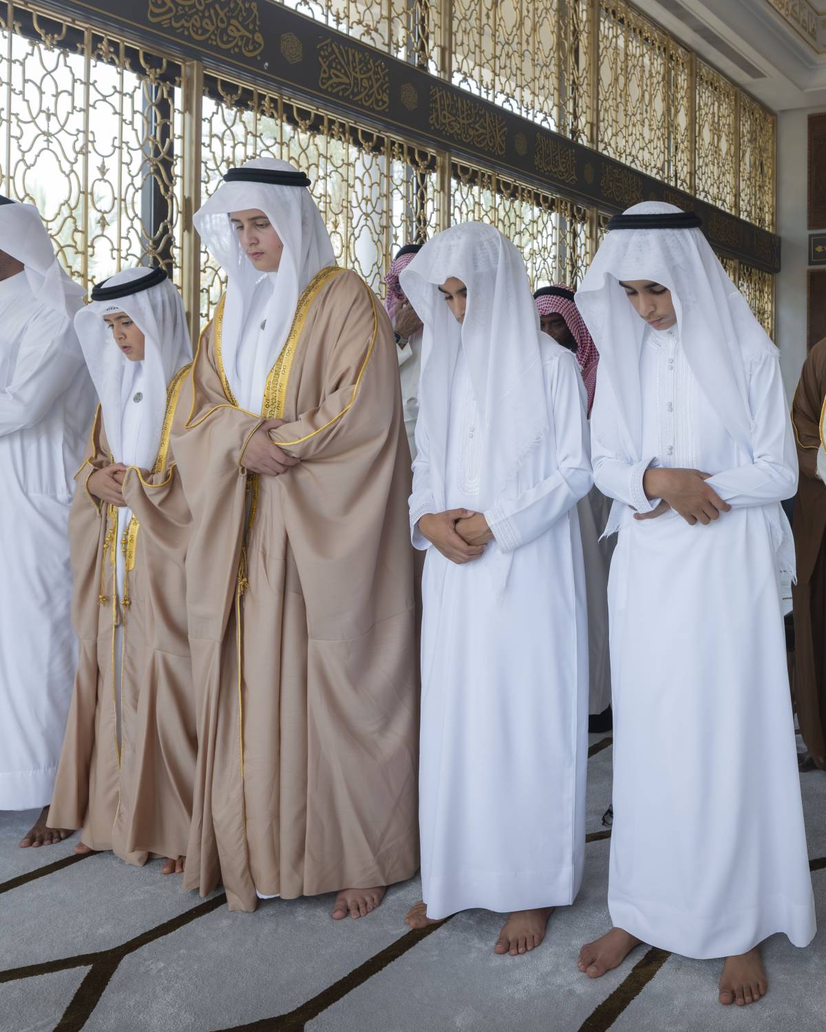 الملك المعظم يؤدي صلاة الجمعة المباركة بمسجد قصر الصافرية