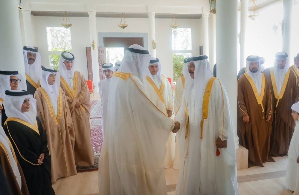 الملك المعظم يؤدي صلاة الجمعة المباركة بمسجد قصر الصافرية