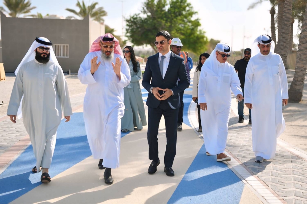 وزير البلديات يطلع ميدانياً على مشروع تطوير ممشى الرفاع بـ"الجنوبية"