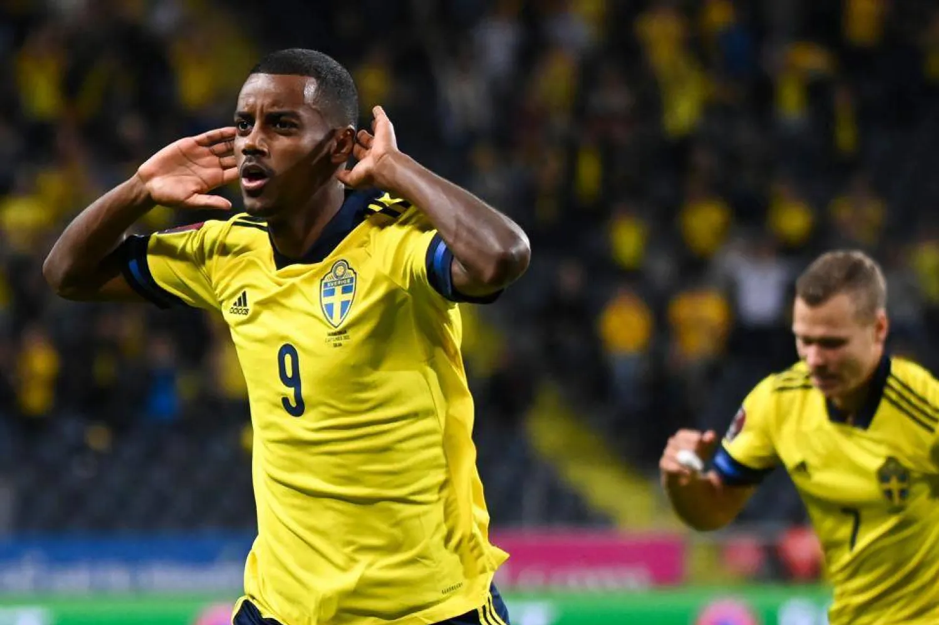 مدرب السويد عن عدم مشاركة إيزاك أمام سلوفينيا: غير جاهز بدنيًا