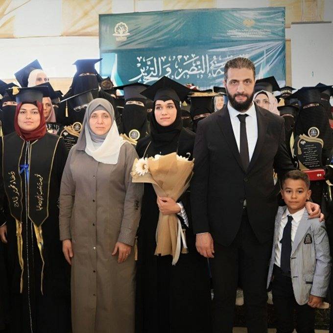 الرئيس السوري يحضر حفل تخرج زوجته في جامعة إدلب