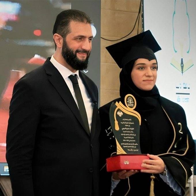 الرئيس السوري يحضر حفل تخرج زوجته في جامعة إدلب