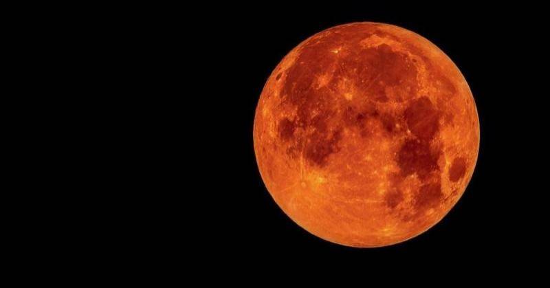 القمر الدموي يزين السماء.. كيف تؤدى صلاة الخسوف وماذا يقال فيها؟