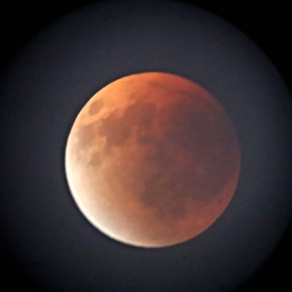 سماء البحرين تحتفي فعالية رصد الخسوف الكلي تجمع الفلكيين والهواة