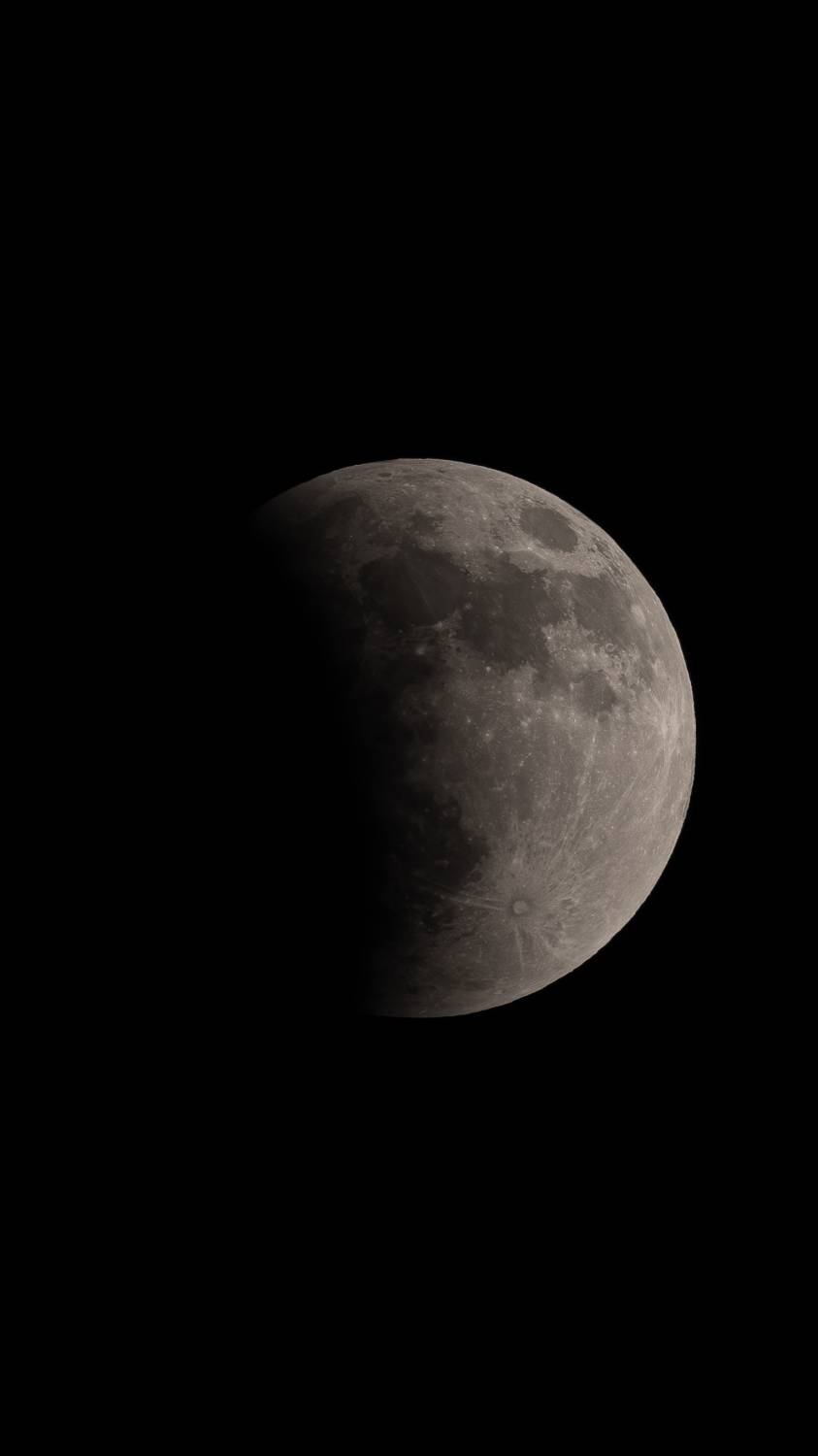 مصور بحريني يوثق مشهداً نادراً للخسوف الكلي للقمر