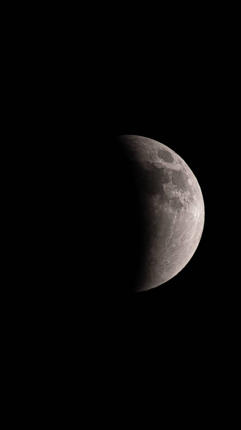 مصور بحريني يوثق مشهداً نادراً للخسوف الكلي للقمر