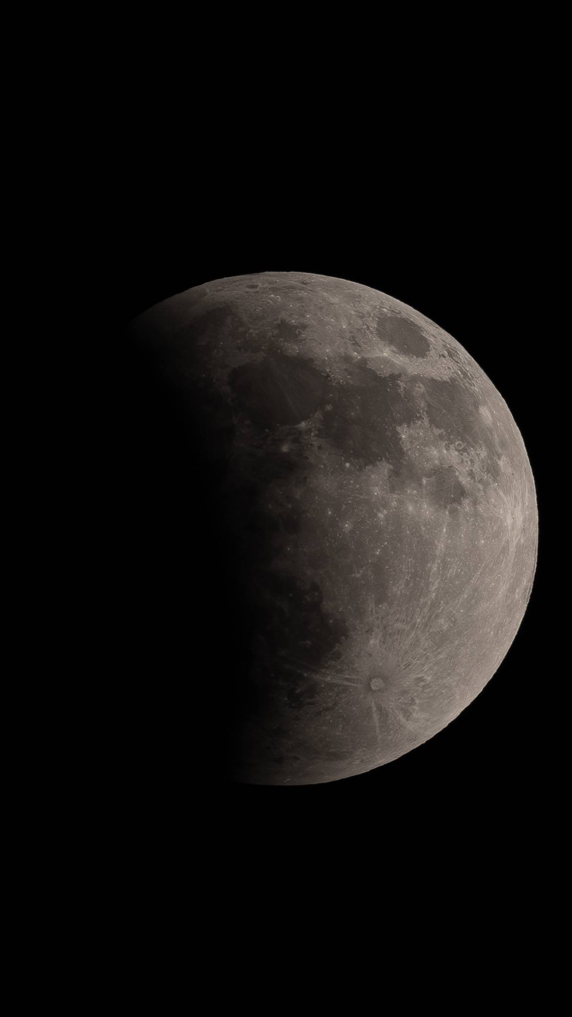 مصور بحريني يوثق مشهداً نادراً للخسوف الكلي للقمر