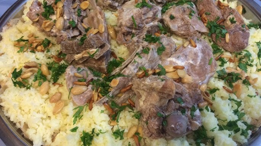 خطوات عمل المنسف الأردني على الطريقة الأصلية باللحم والدجاج