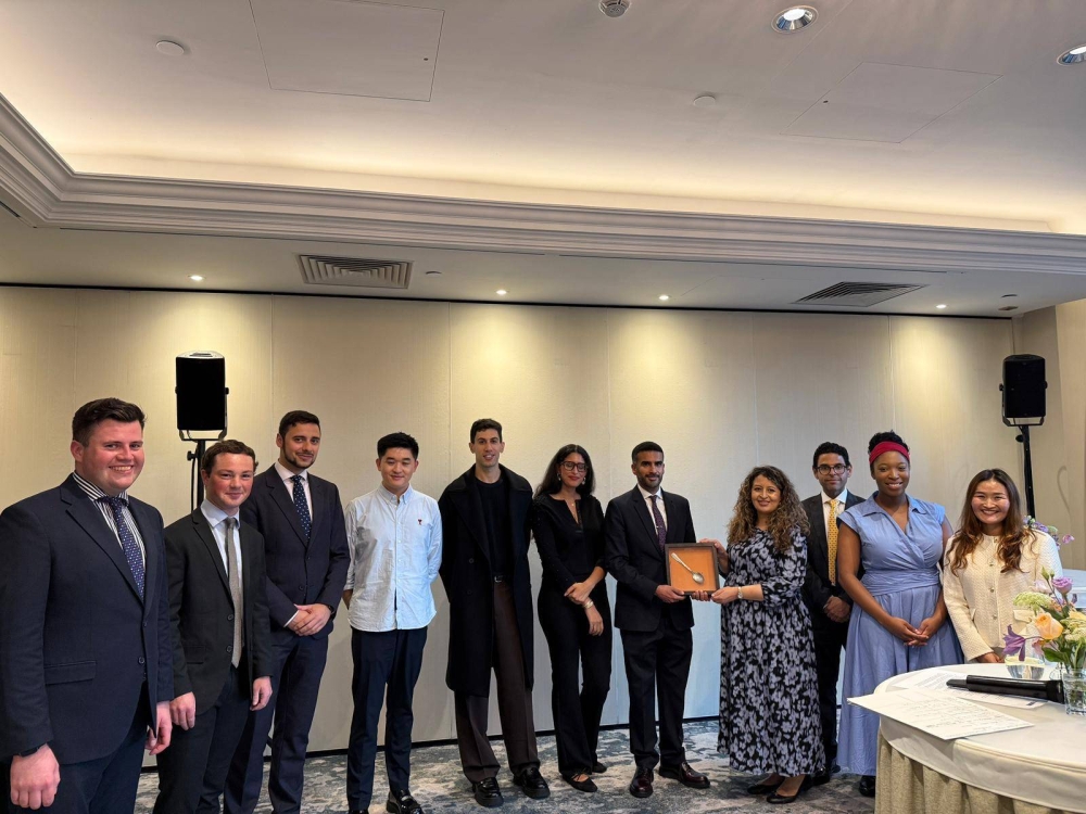 دبلوماسي بحريني يفوز برئاسة جمعية الدبلوماسيين الشباب في لندن