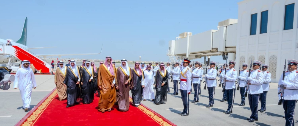المستشار الخاص لخادم الحرمين الشريفين يصل إلى مملكة البحرين