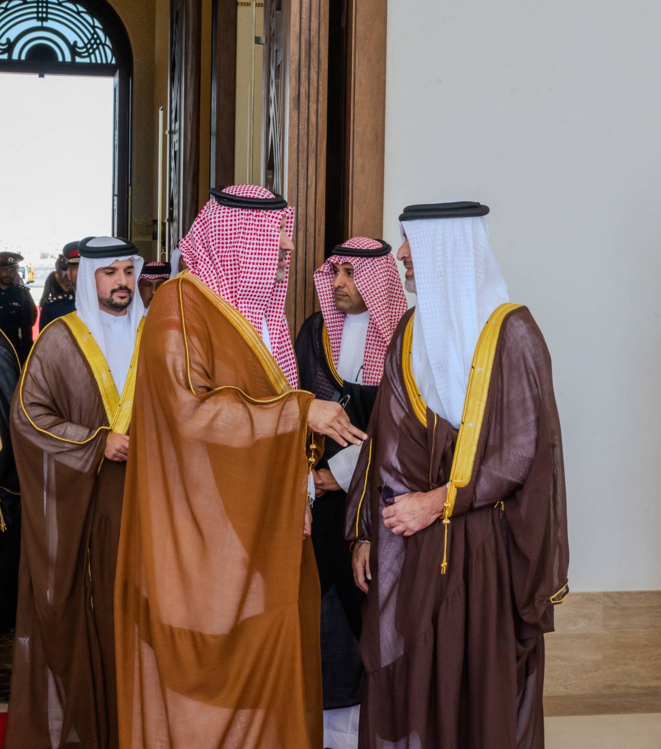 المستشار الخاص لخادم الحرمين الشريفين يصل إلى مملكة البحرين