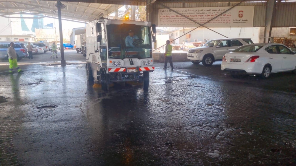 &laquo;أمانة العاصمة&raquo;: إعادة انسيابية تصريف المياه بسوق المنامة المركزي