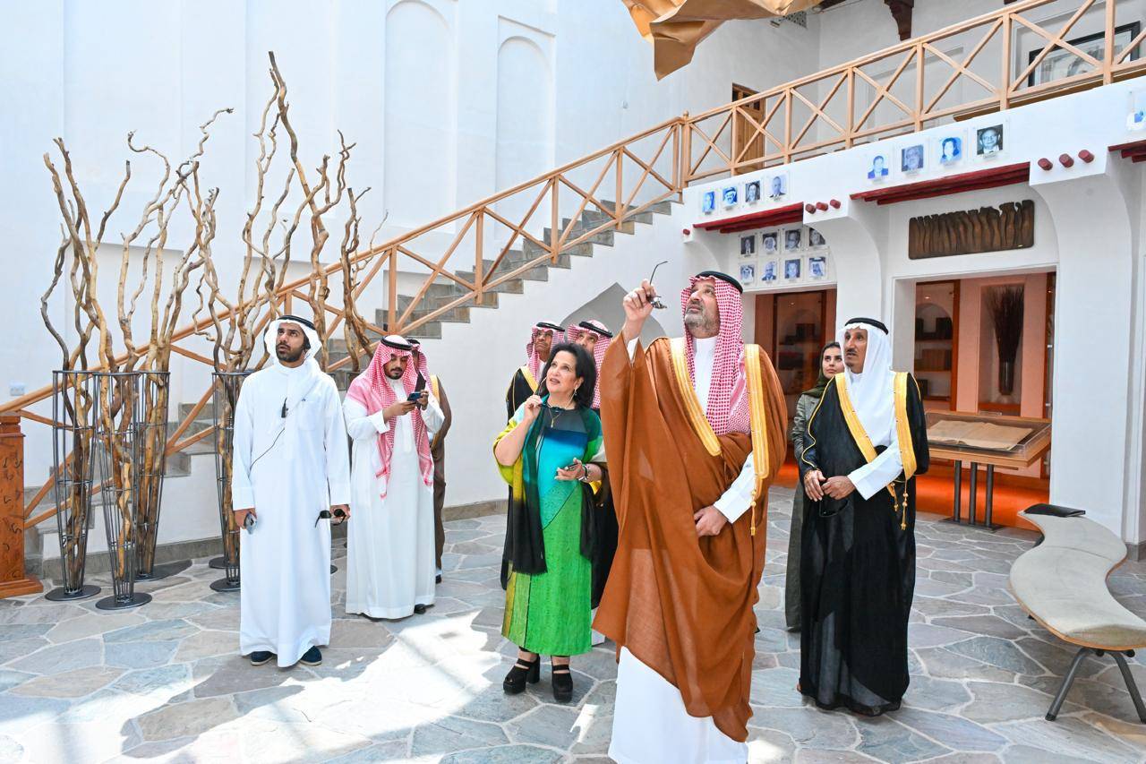 المستشار الخاص لخادم الحرمين يزور مركز الشيخ إبراهيم بن محمد آل خليفة للثقافة والبحوث
