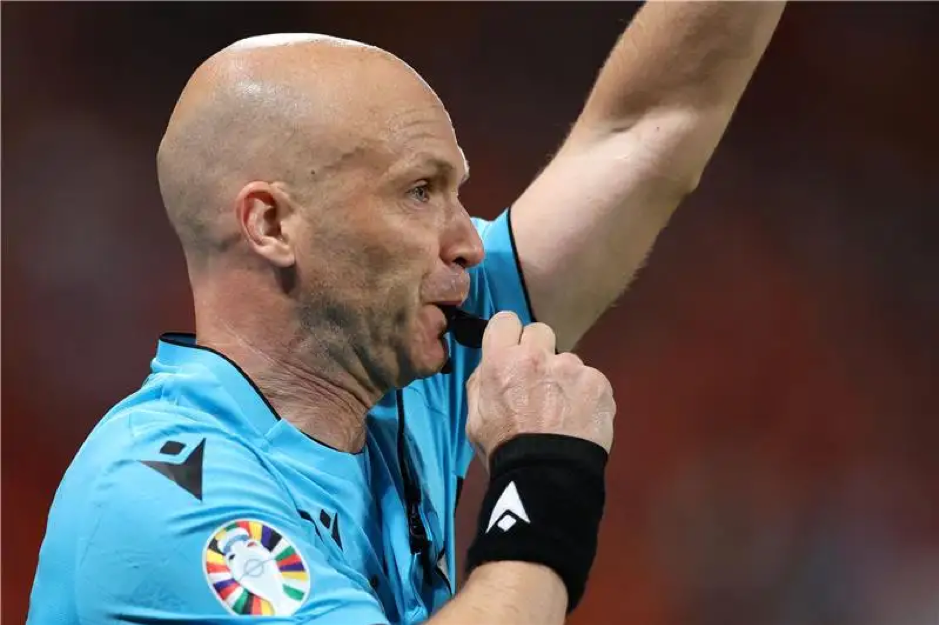 الحكم أنتوني تايلور يدير ديربي مانشستر بين اليونايتد والسيتي بالدوري الإنجليزي