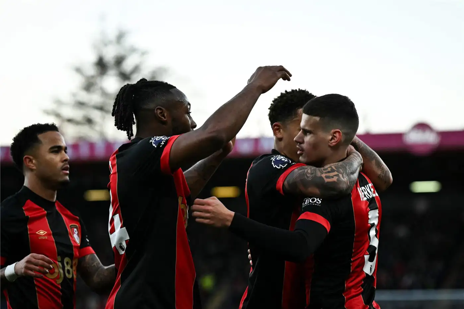 بورنموث يجدد عقد مدافعه الشاب جيمس هيل حتى صيف 2029 رسميًا