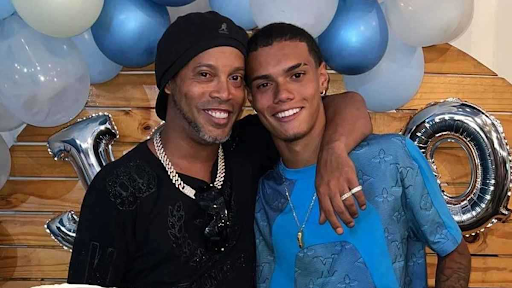 جواو مينديز نجل رونالدينيو ينضم إلى فريق هال سيتي تحت 21 سنة