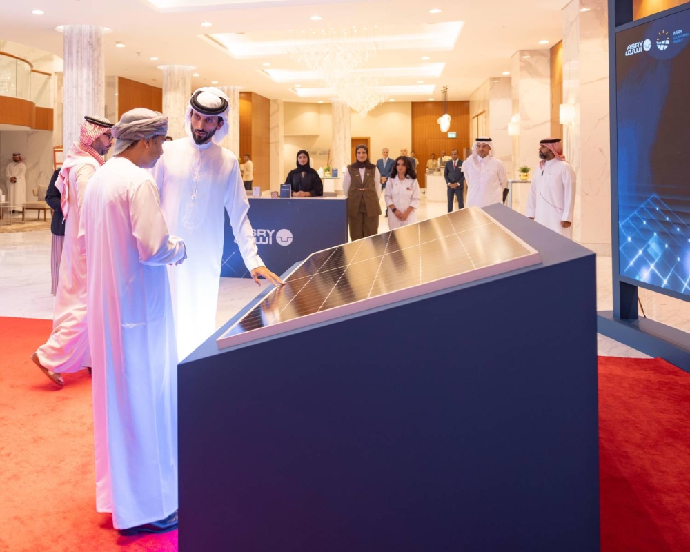 ناصر بن حمد يحضر حفل تدشين شركة &laquo;أسري&raquo; لمشروع الطاقة الشمسية