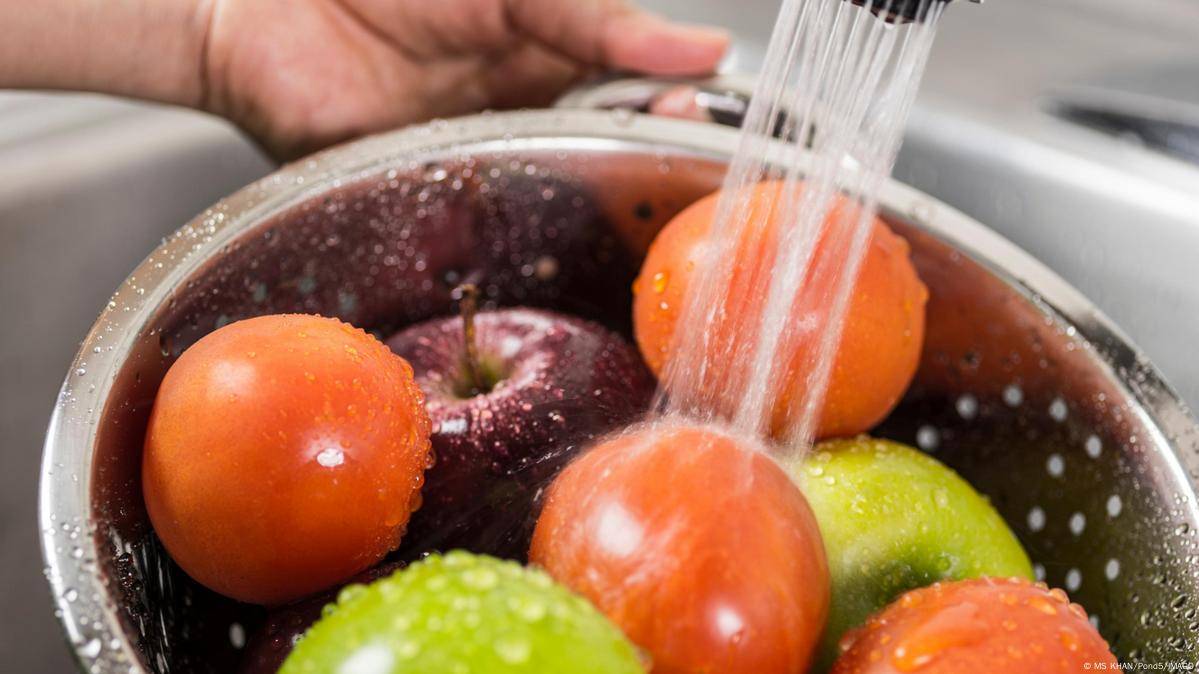لماذا يجب غسل الفواكه والخضراوات جيدًا قبل الأكل؟