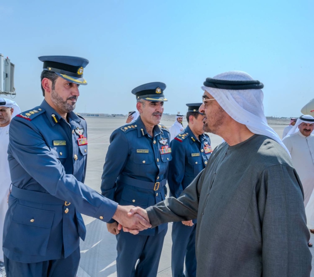 الملك في مقدمة مستقبلي رئيس دولة الإمارات لدى وصوله إلى البلاد