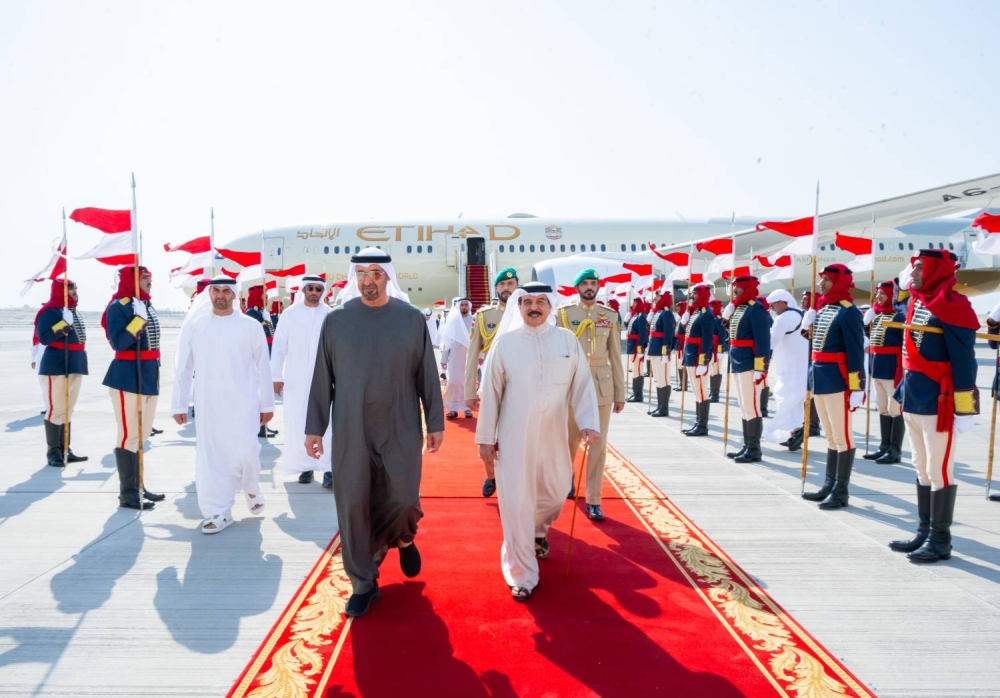 الملك في مقدمة مستقبلي رئيس دولة الإمارات لدى وصوله إلى البلاد