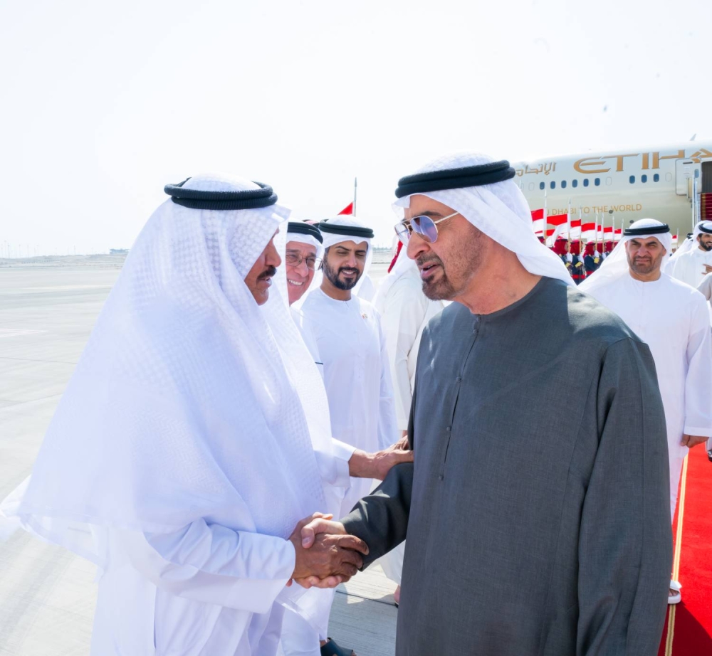 الملك في مقدمة مستقبلي رئيس دولة الإمارات لدى وصوله إلى البلاد