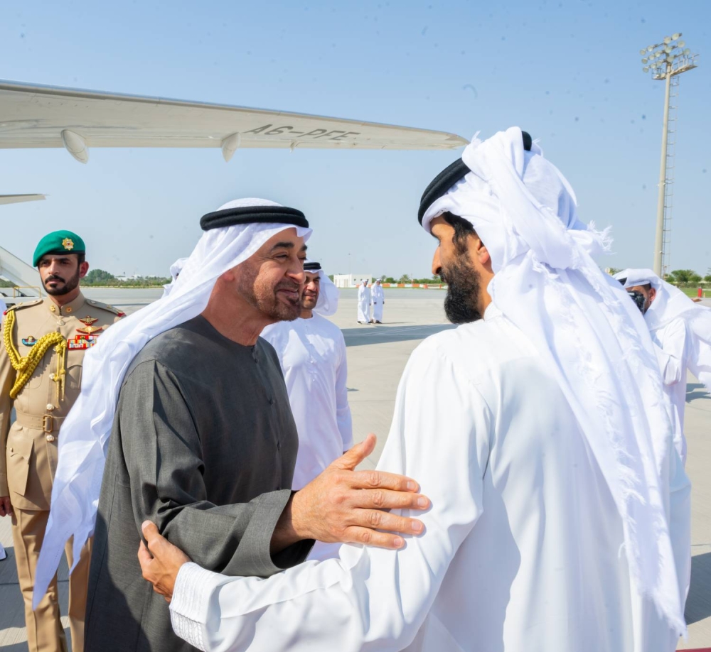 الملك في مقدمة مستقبلي رئيس دولة الإمارات لدى وصوله إلى البلاد