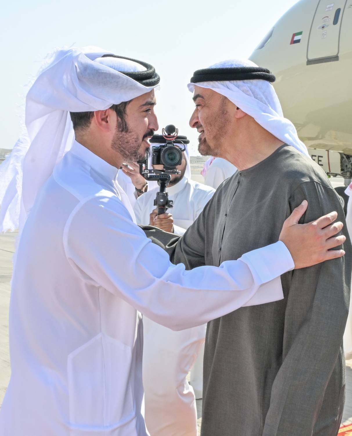 الملك في مقدمة مستقبلي رئيس دولة الإمارات لدى وصوله إلى البلاد