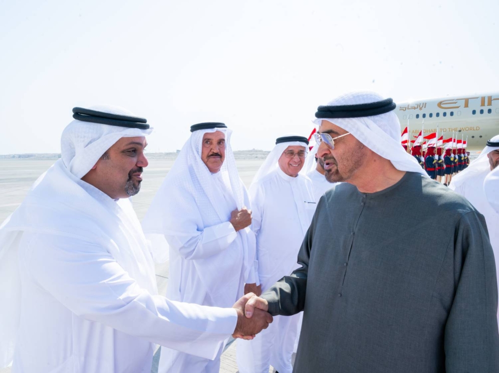 الملك في مقدمة مستقبلي رئيس دولة الإمارات لدى وصوله إلى البلاد