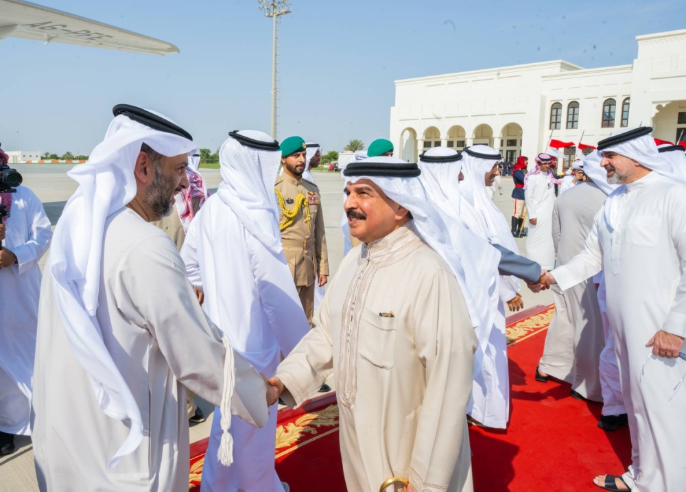 الملك في مقدمة مستقبلي رئيس دولة الإمارات لدى وصوله إلى البلاد