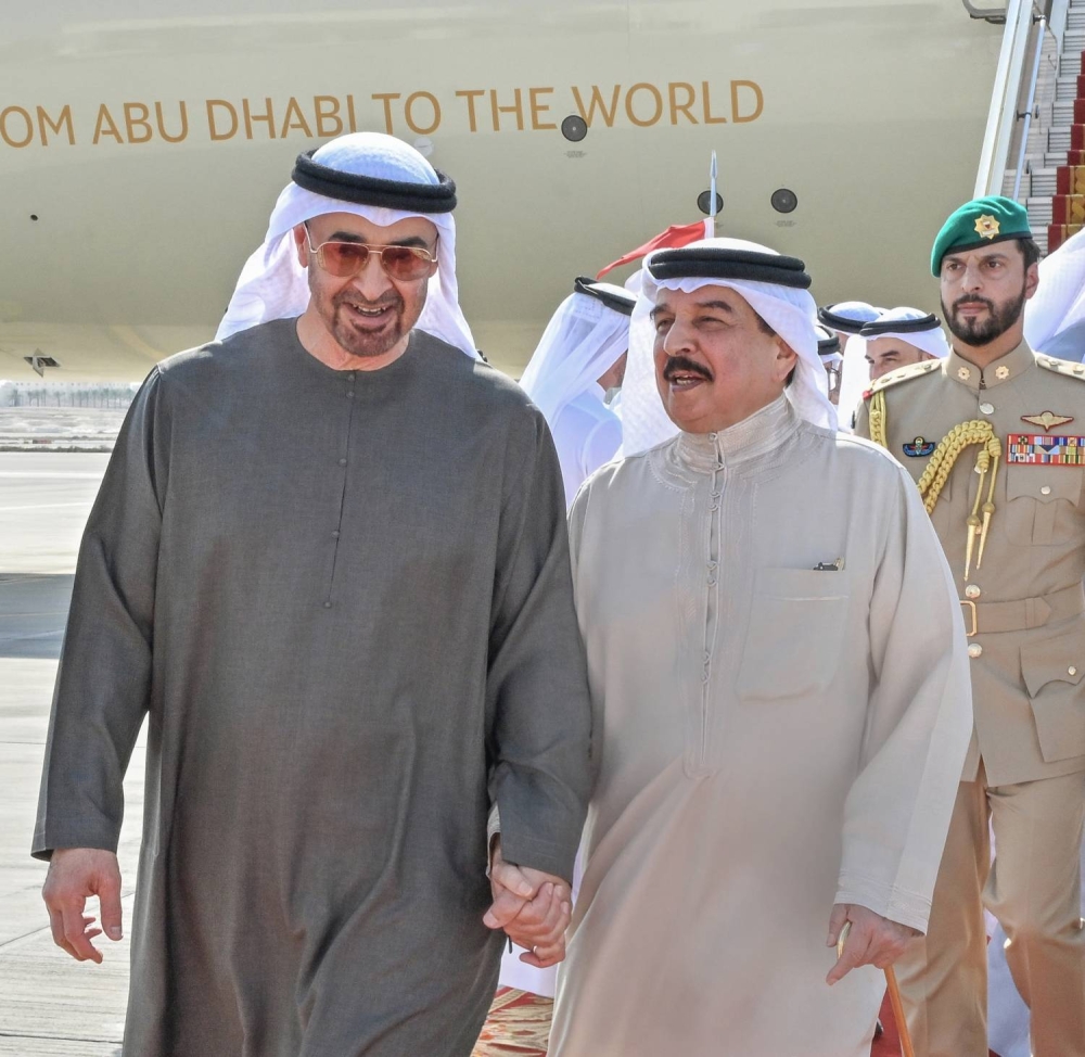 الملك في مقدمة مستقبلي رئيس دولة الإمارات لدى وصوله إلى البلاد