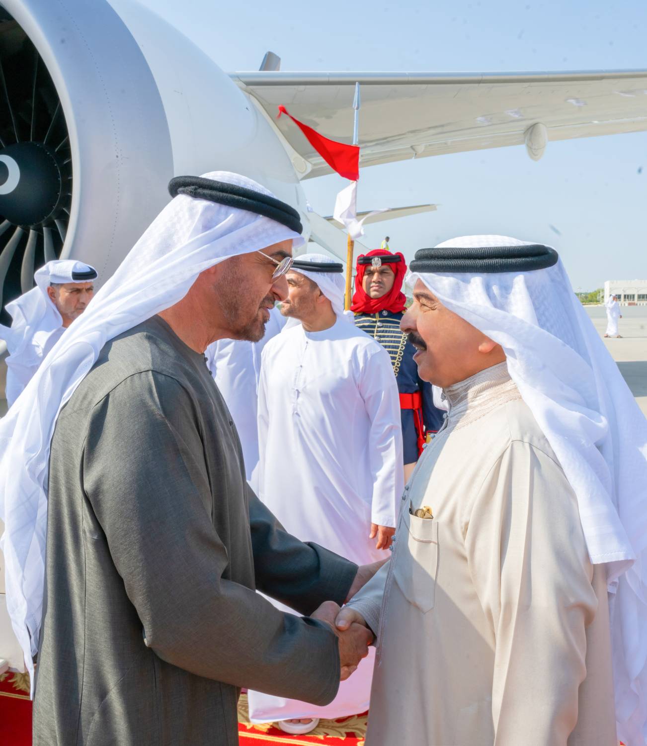 الملك في مقدمة مستقبلي رئيس دولة الإمارات لدى وصوله إلى البلاد