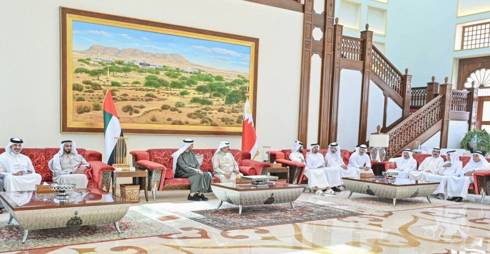 الملك في مقدمة مستقبلي رئيس دولة الإمارات لدى وصوله إلى البلاد
