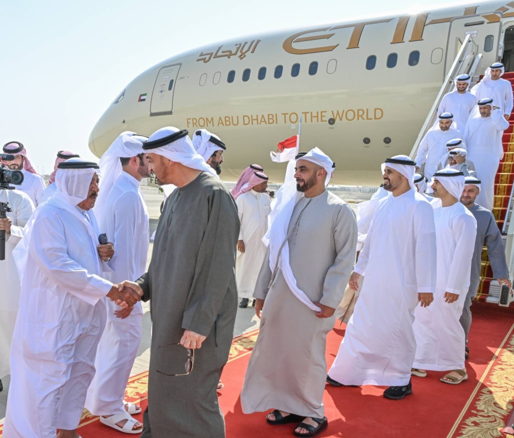 الملك في مقدمة مستقبلي رئيس دولة الإمارات لدى وصوله إلى البلاد