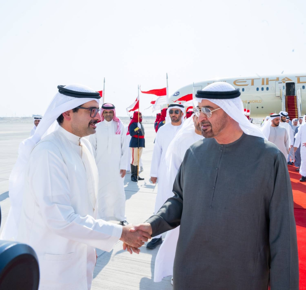 الملك في مقدمة مستقبلي رئيس دولة الإمارات لدى وصوله إلى البلاد