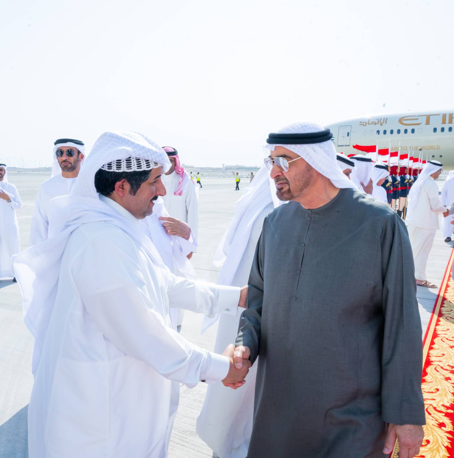 الملك في مقدمة مستقبلي رئيس دولة الإمارات لدى وصوله إلى البلاد