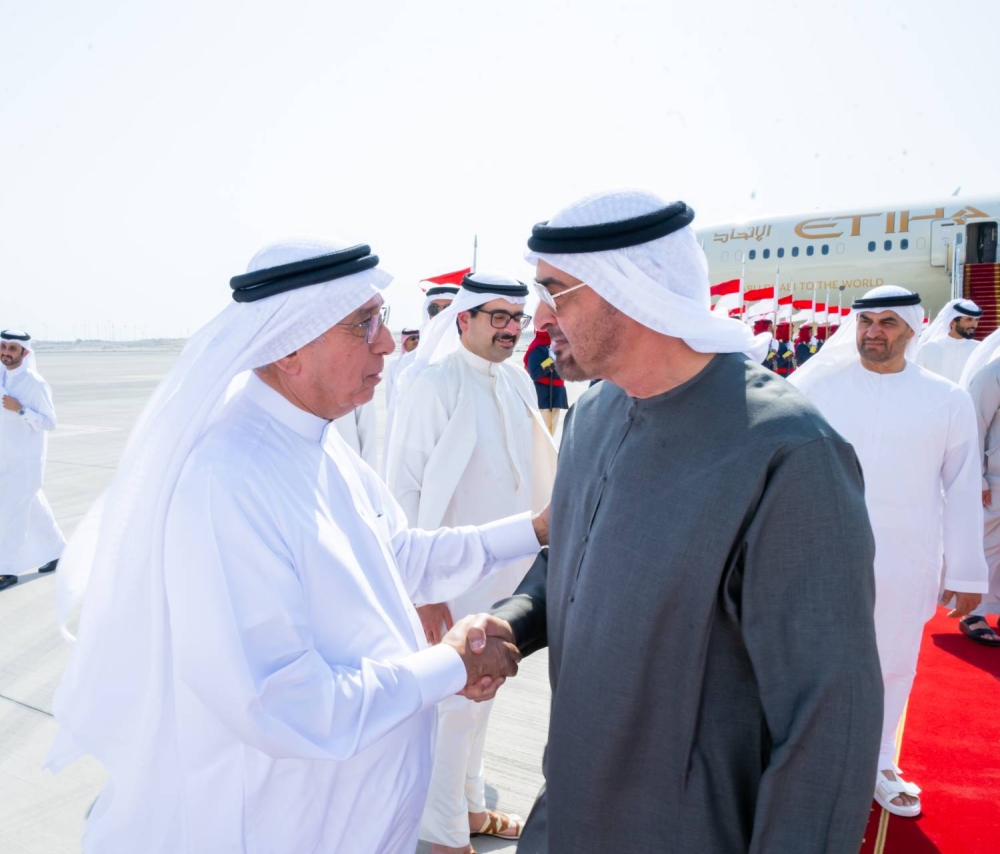 الملك في مقدمة مستقبلي رئيس دولة الإمارات لدى وصوله إلى البلاد
