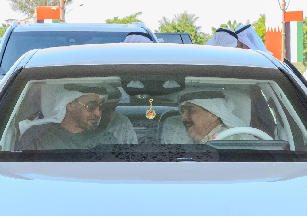 الملك في مقدمة مستقبلي رئيس دولة الإمارات لدى وصوله إلى البلاد