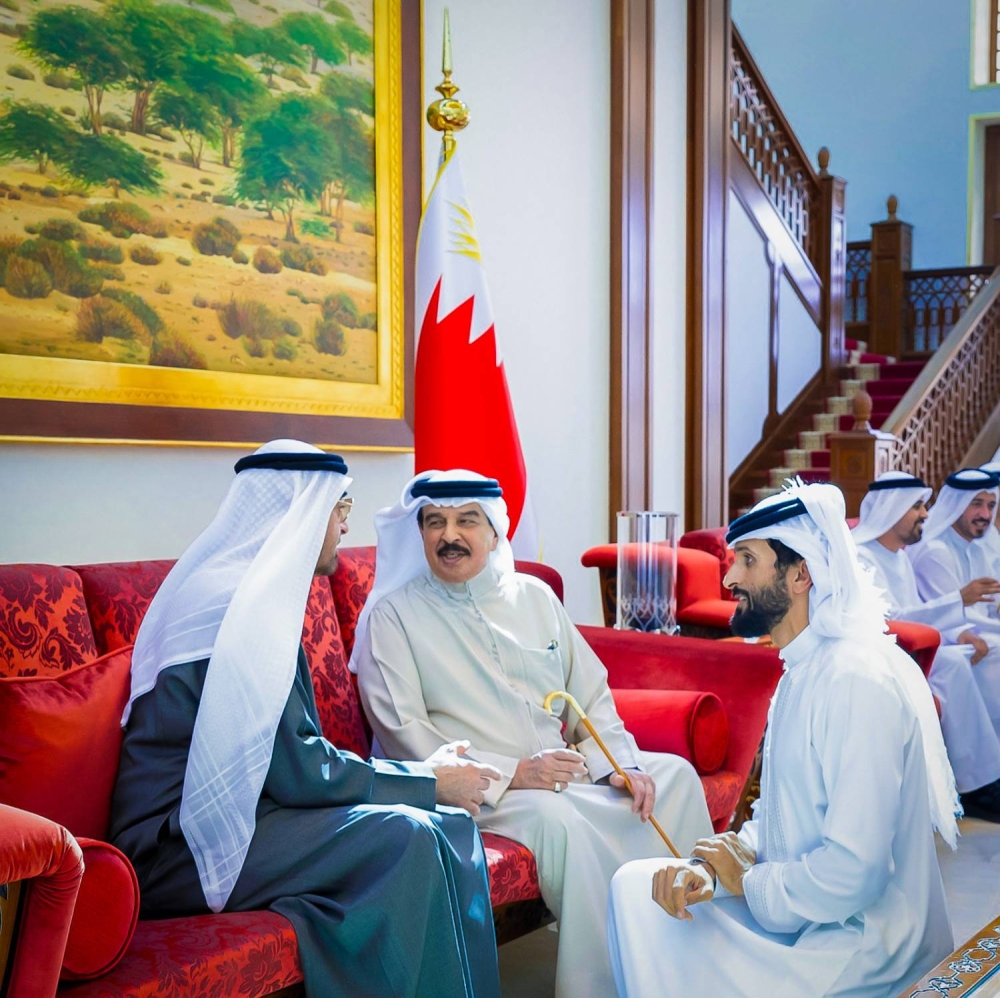 الملك في مقدمة مستقبلي رئيس دولة الإمارات لدى وصوله إلى البلاد