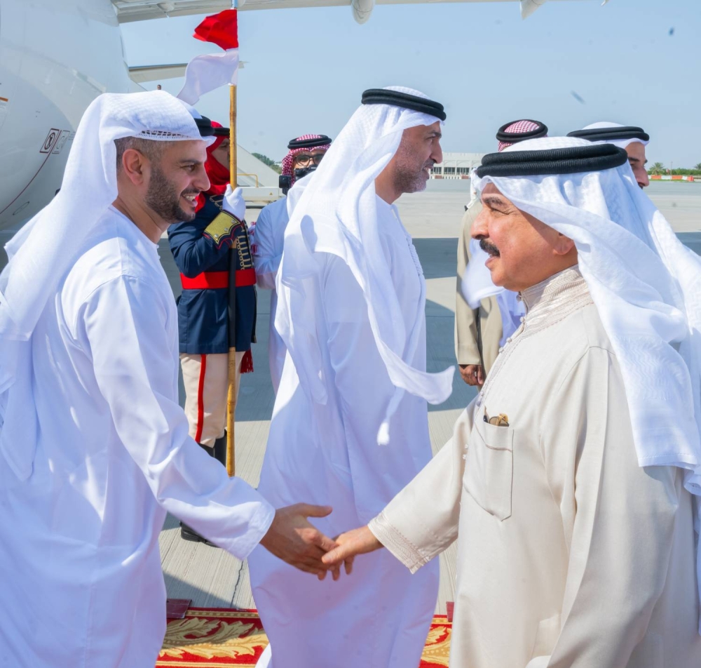 الملك في مقدمة مستقبلي رئيس دولة الإمارات لدى وصوله إلى البلاد