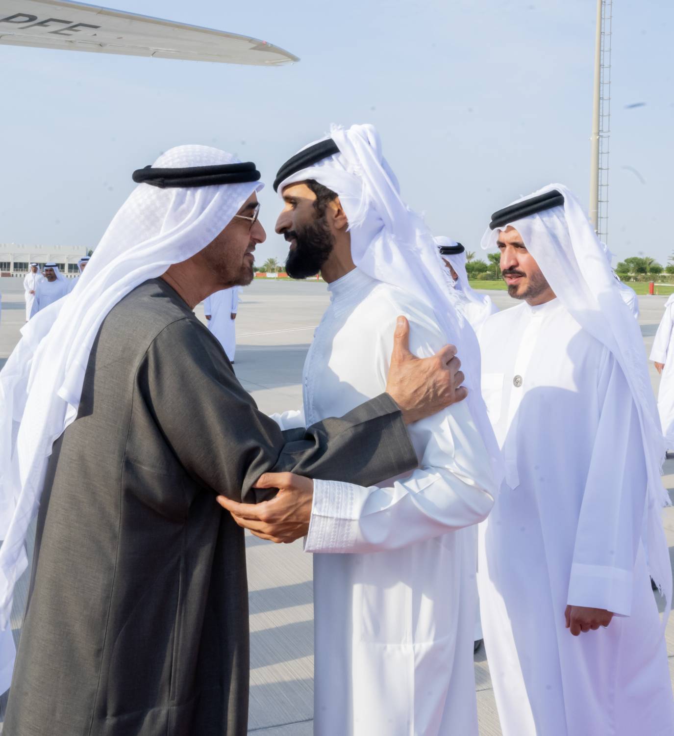 الملك في مقدمة مودعي رئيس الإمارات  لدى مغادرته البلاد