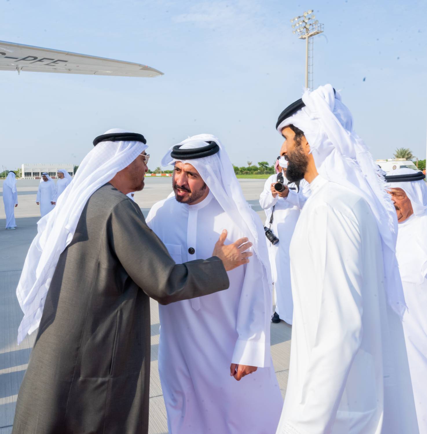 الملك في مقدمة مودعي رئيس الإمارات  لدى مغادرته البلاد