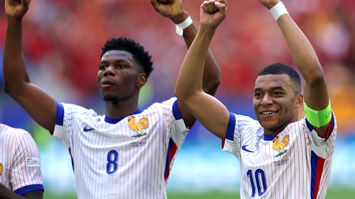 تشواميني يشيد بمبابي ويكشف تأثير ألونسو على مستواه