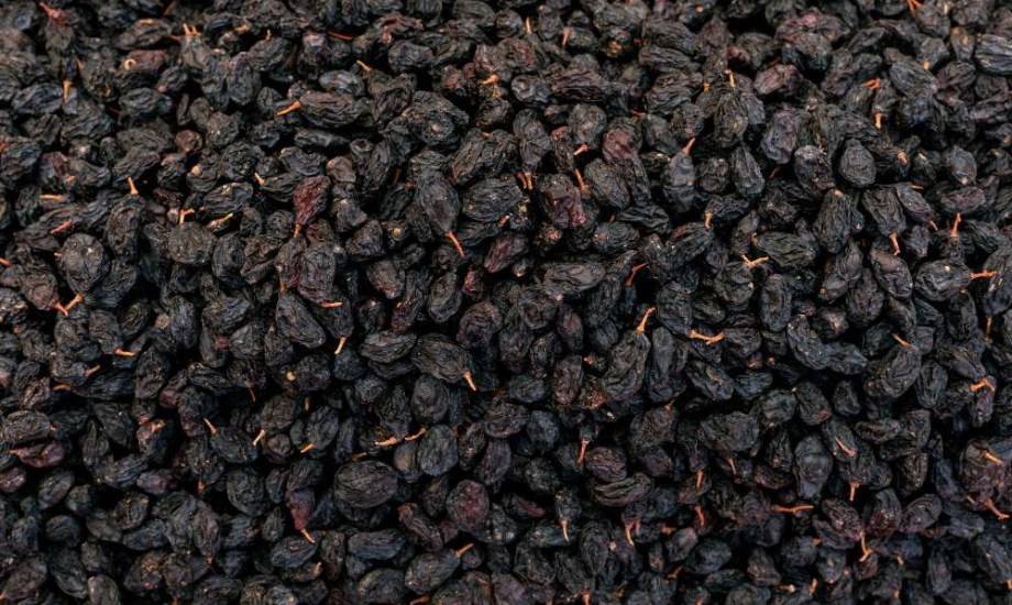 فوائد الزبيب الأسود الصحية والجمالية وطريقة تحضيره في المنزل