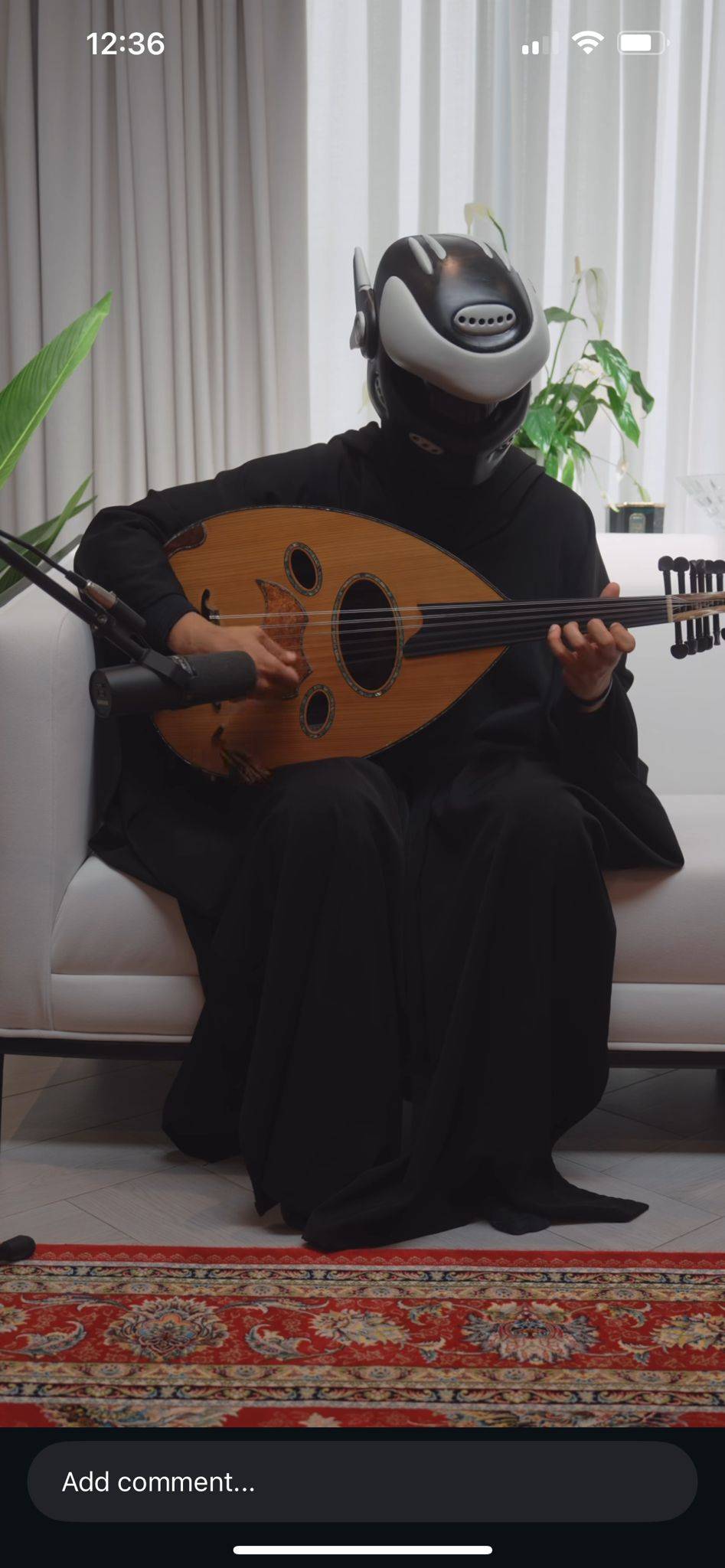 خلف الخوذة.. "يد العود": الغموض يفتح الباب.. والموسيقى هي ما يبقى بذاكرة الجمهور