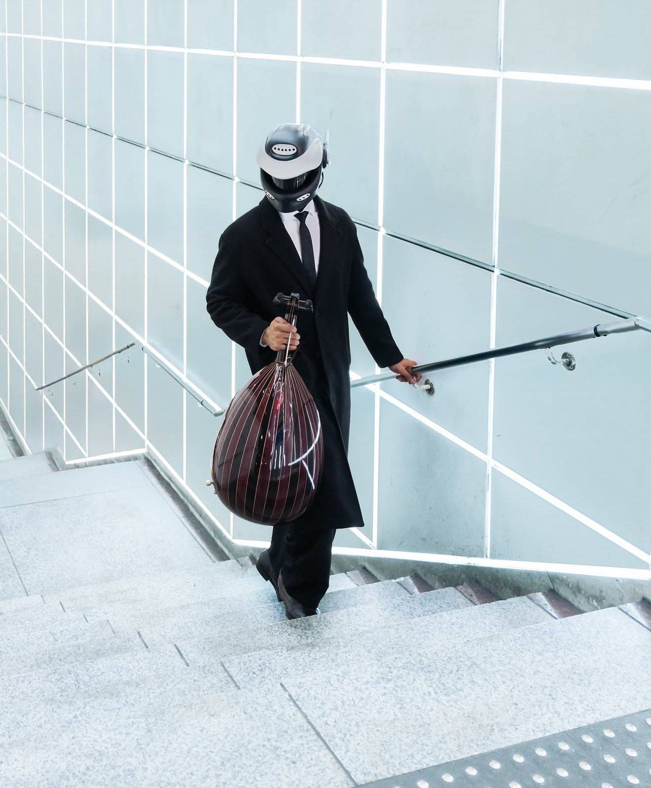 خلف الخوذة.. "يد العود": الغموض يفتح الباب.. والموسيقى هي ما يبقى بذاكرة الجمهور